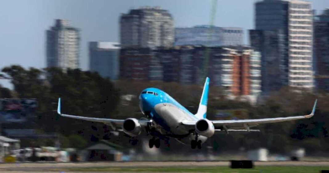 un-avion-de-aerolineas-argentinas-perdio-una-rueda-en-aeroparque-despues-de-aterrizar