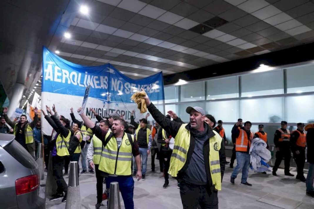 privatizacion-de-aerolineas-argentinas:-los-sindicatos-aeronauticos-marchan-al-congreso-contra-el-proyecto-que-apoya-el-gobierno-de-milei