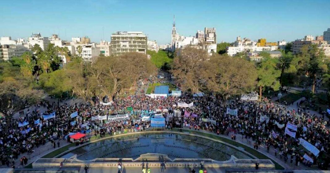 marcha-universitaria:-fue-masiva-en-mendoza,-con-participacion-de-funcionarios-del-gobierno-de-alfredo-cornejo