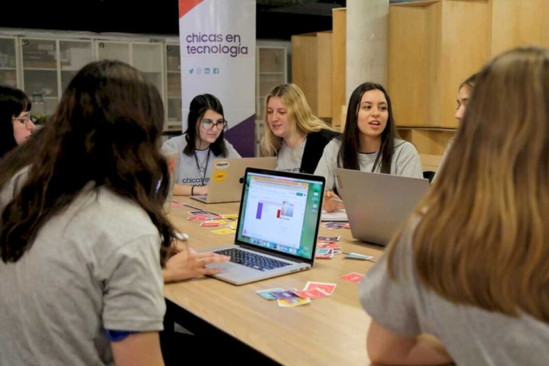 chicas-lideres-en-tecnologia:-cuando-y-como-sera-el-festival-que-impulsa-a-las-jovenes-en-el-mundo-tech